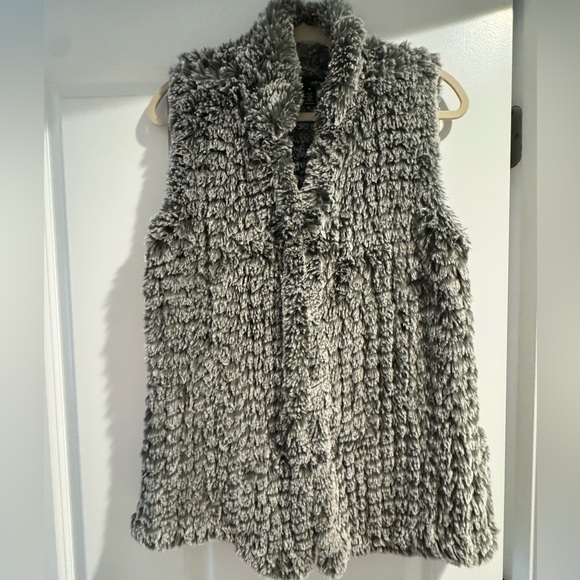 Fluffy and cozy vest by Aqua….brushes some white and greenish grey! - Picture 1 of 7